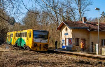 MHD Autobusová zastávka Holyně a vlaková stanice Praha - Holyně